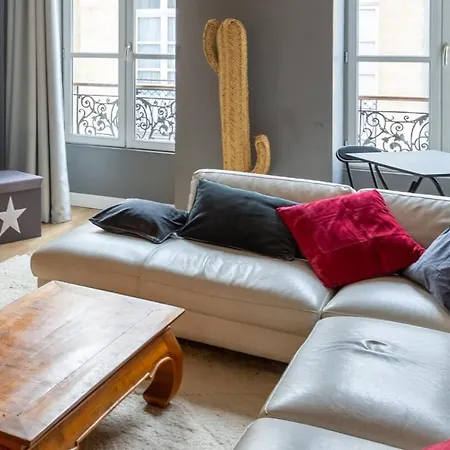Contemporary Furnished Duplex With 3 Bedrooms Near All Amenities